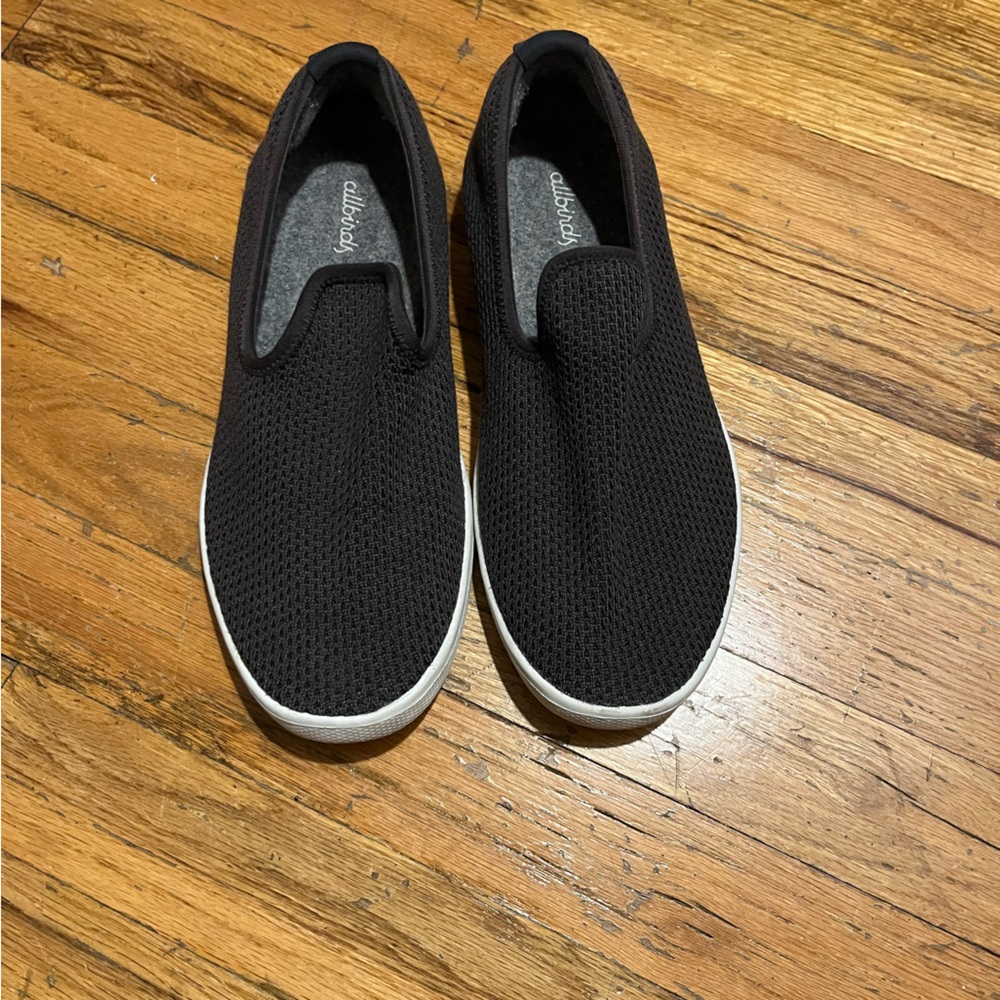 Women’s Allbirds tree loungers in dark grey with white sole - Size 8